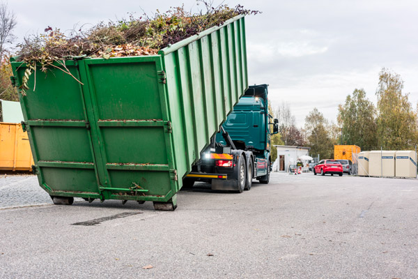 Un camion qui transporte les déchets verts dans sa benne